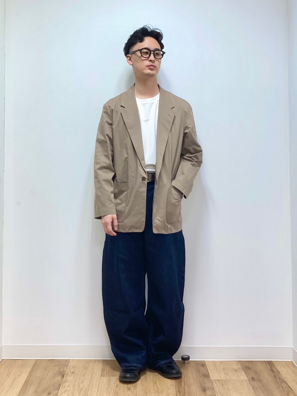 リラックスフィットジャケット、タックワイドパンツ」の着用