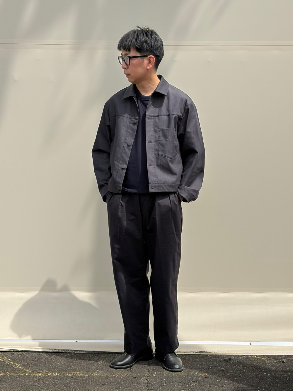 リラックスフィットジャケット、タックワイドパンツ」の着用