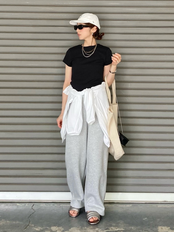 スウェットワイドパンツ、エアリズムブラキャミソールのコーディネート