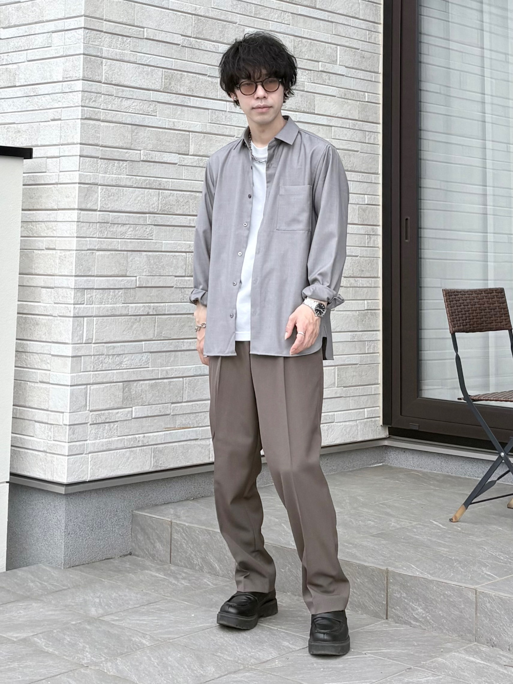 ニットジャケット、タックワイドテーパードパンツ」の着用