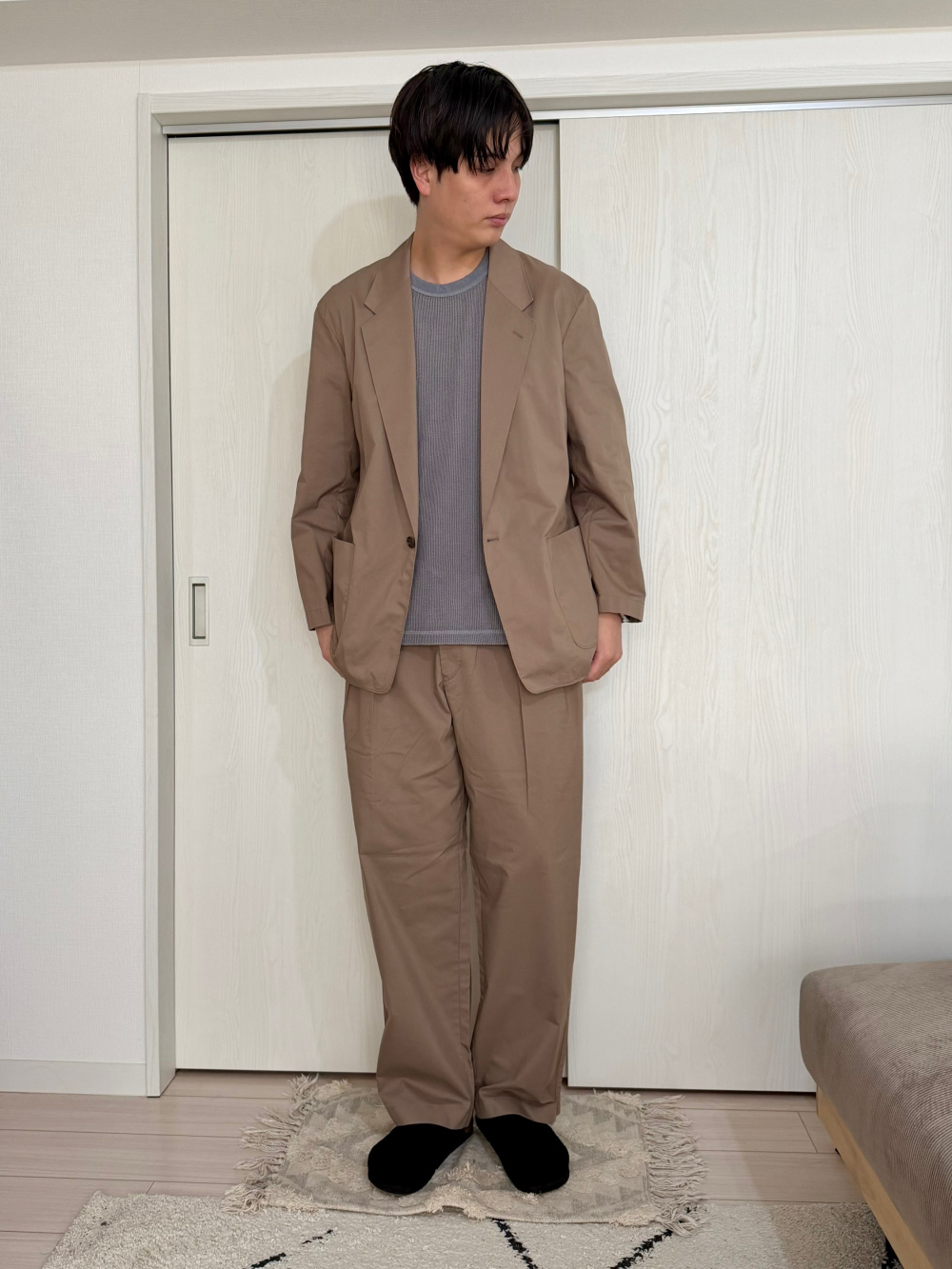リラックスフィットジャケット、タックワイドパンツ」の着用