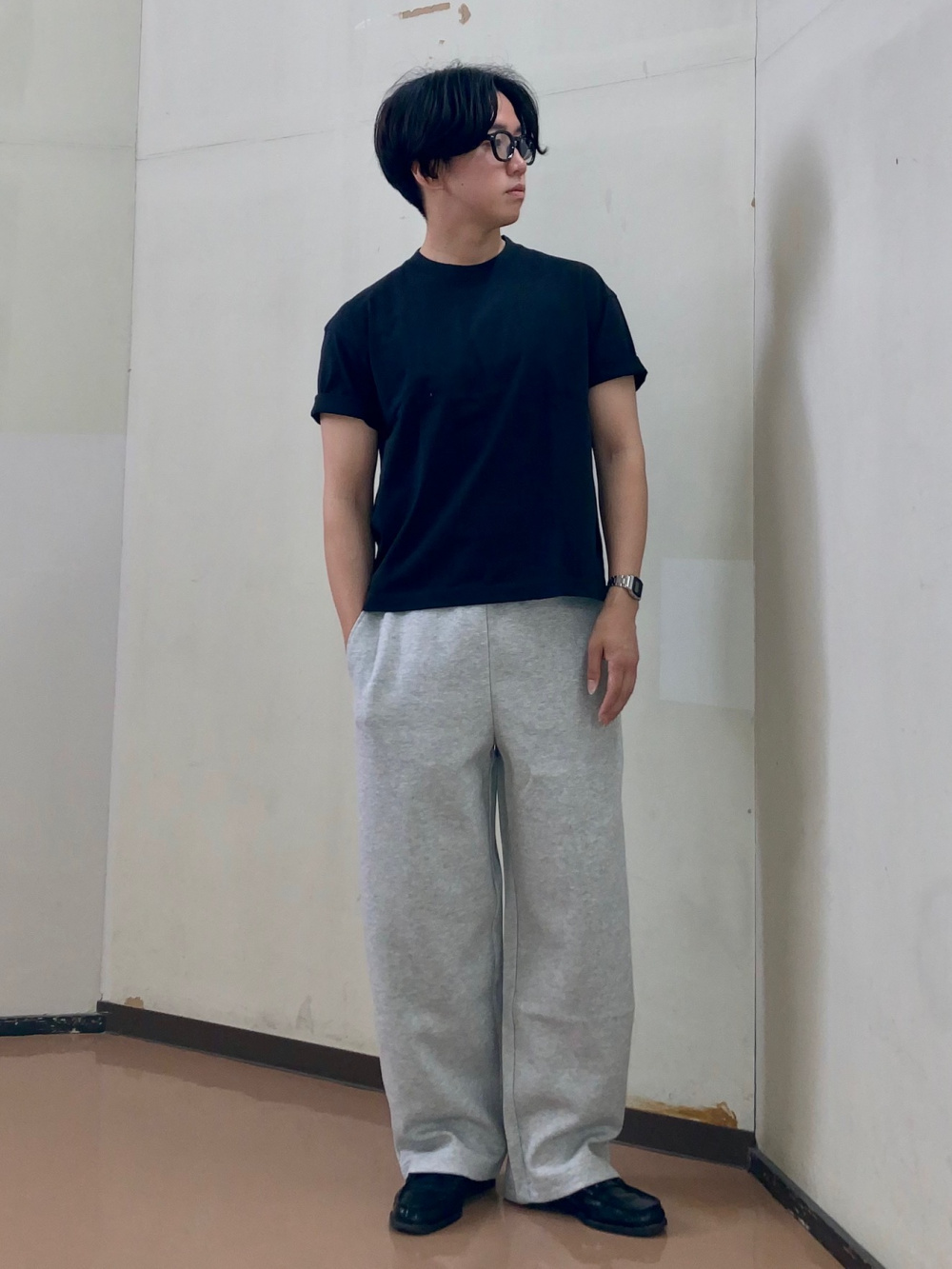 スウェットワイドパンツ、スウェットオーバーサイズプルパーカ」の着用 