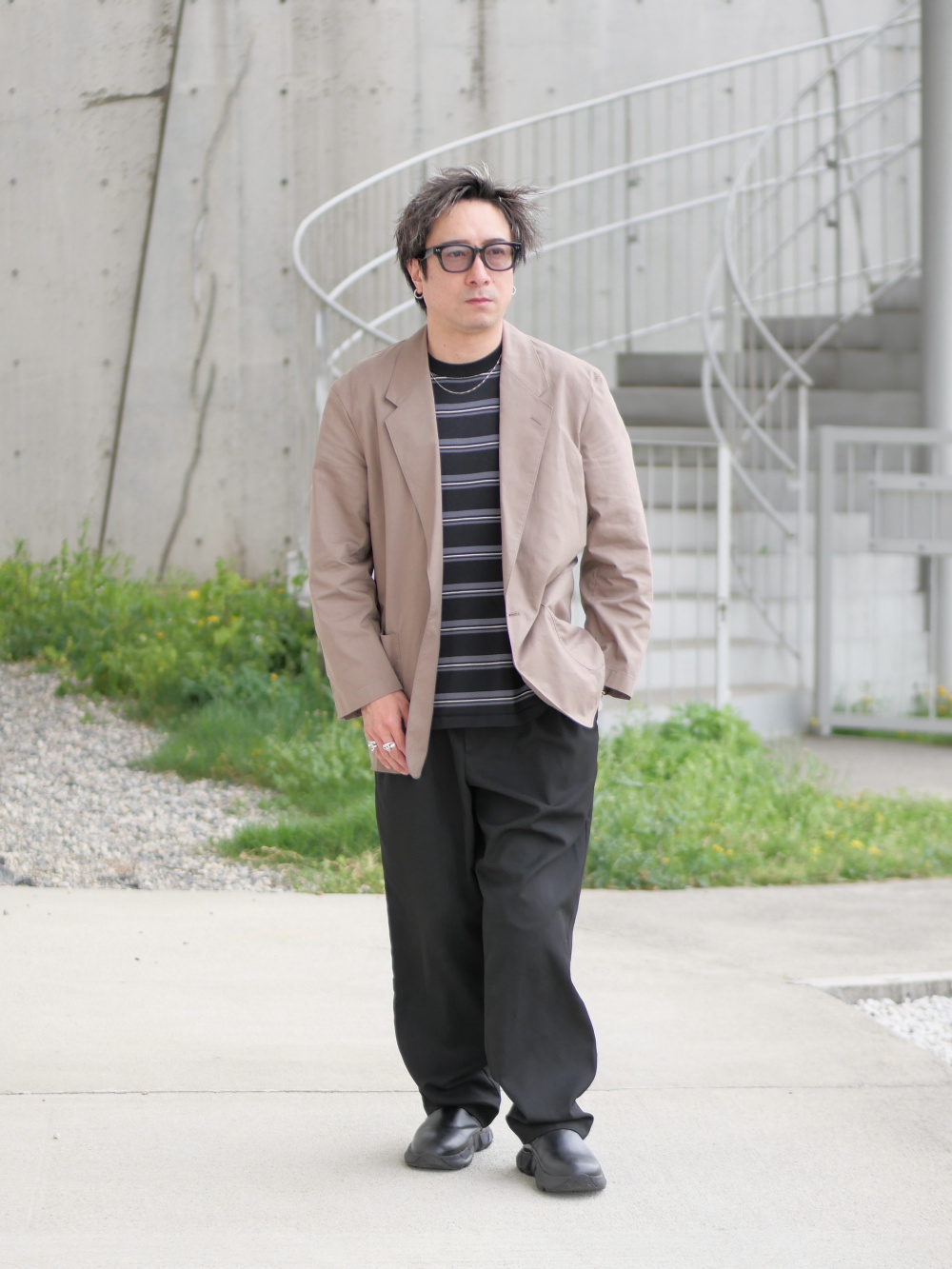 リラックスフィットジャケット、タックワイドテーパードパンツ」の着用