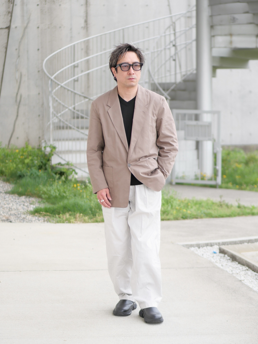 リラックスフィットジャケット、タックワイドパンツ」の着用