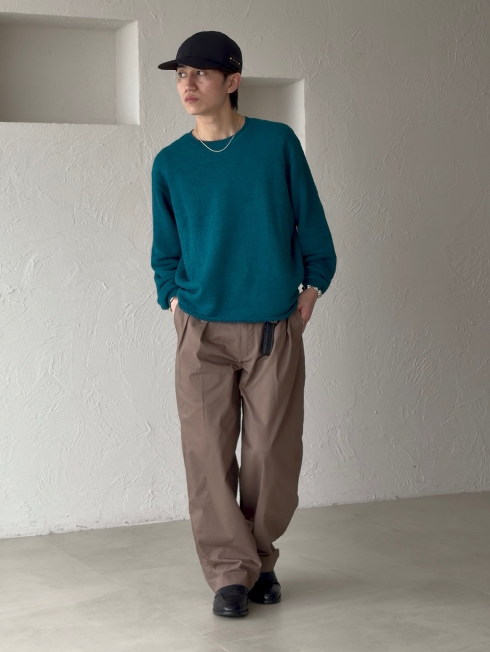リラックスフィットジャケット、タックワイドパンツ」の着用