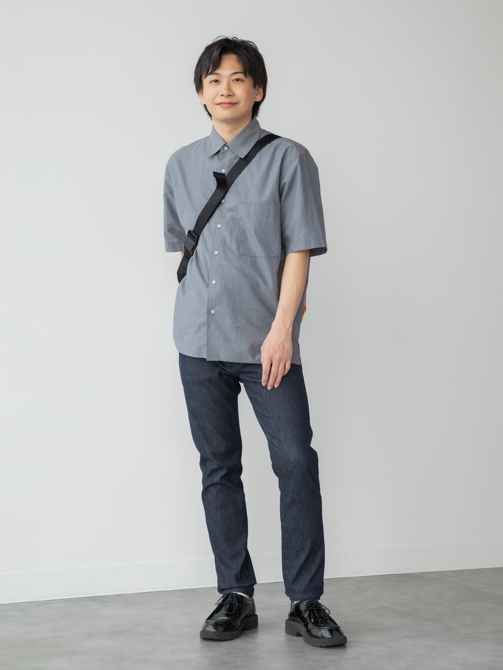 スウェットカーブパンツ、リラックスフィットジャケット」の着用