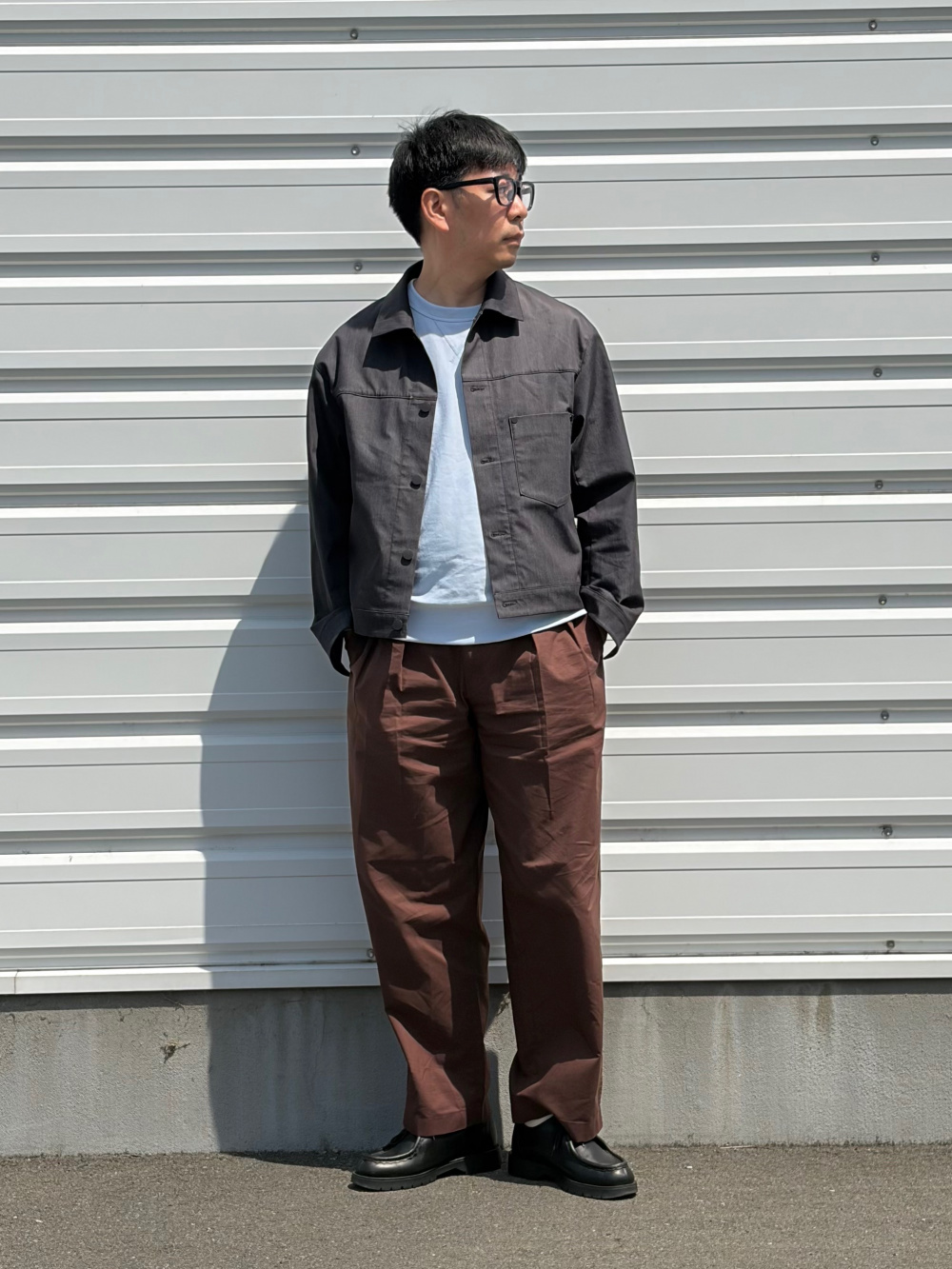 リラックスフィットジャケット、タックワイドパンツ」の着用