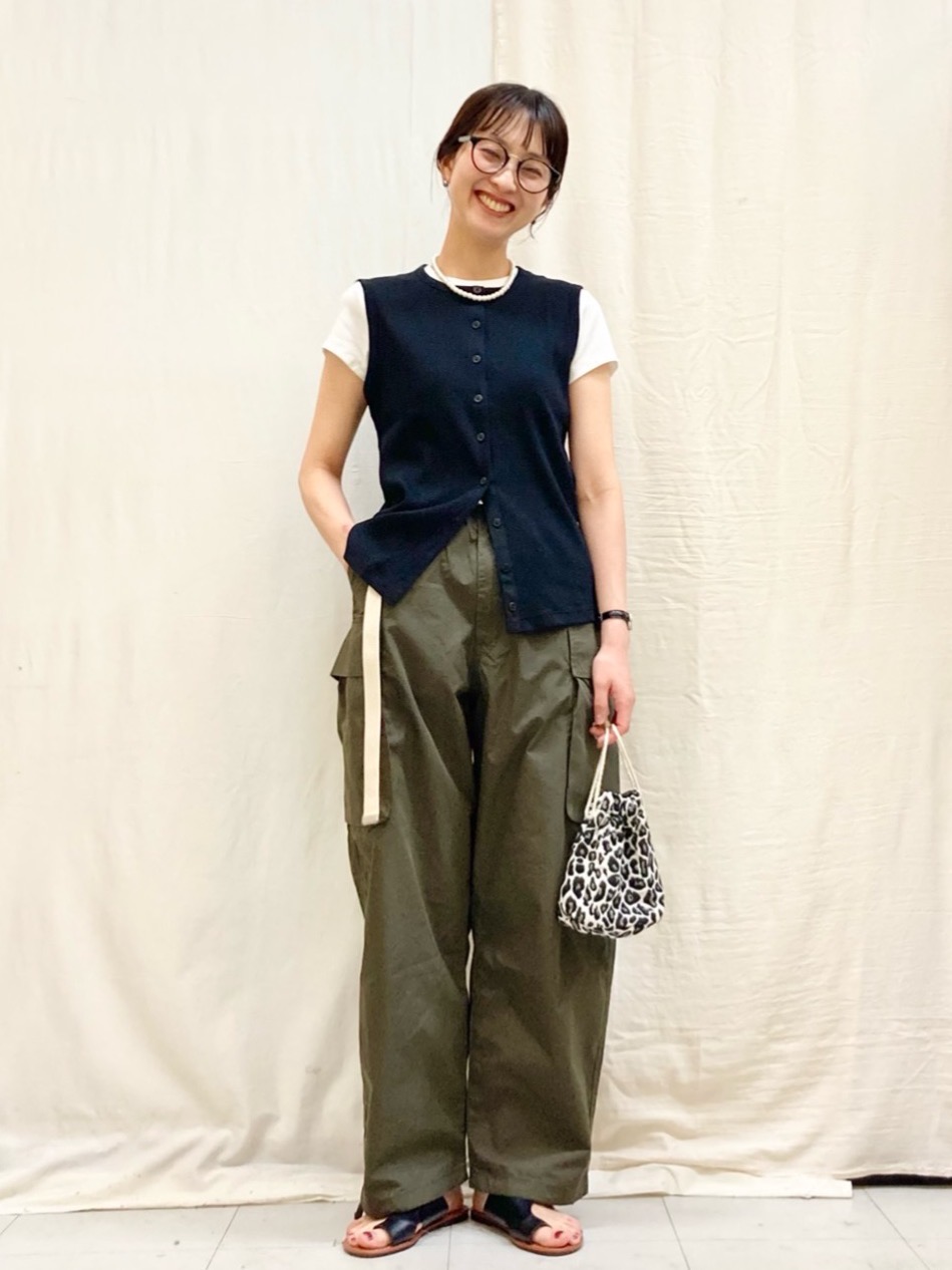 ミニT、カシミヤクルーネックショートカーディガン」の着用