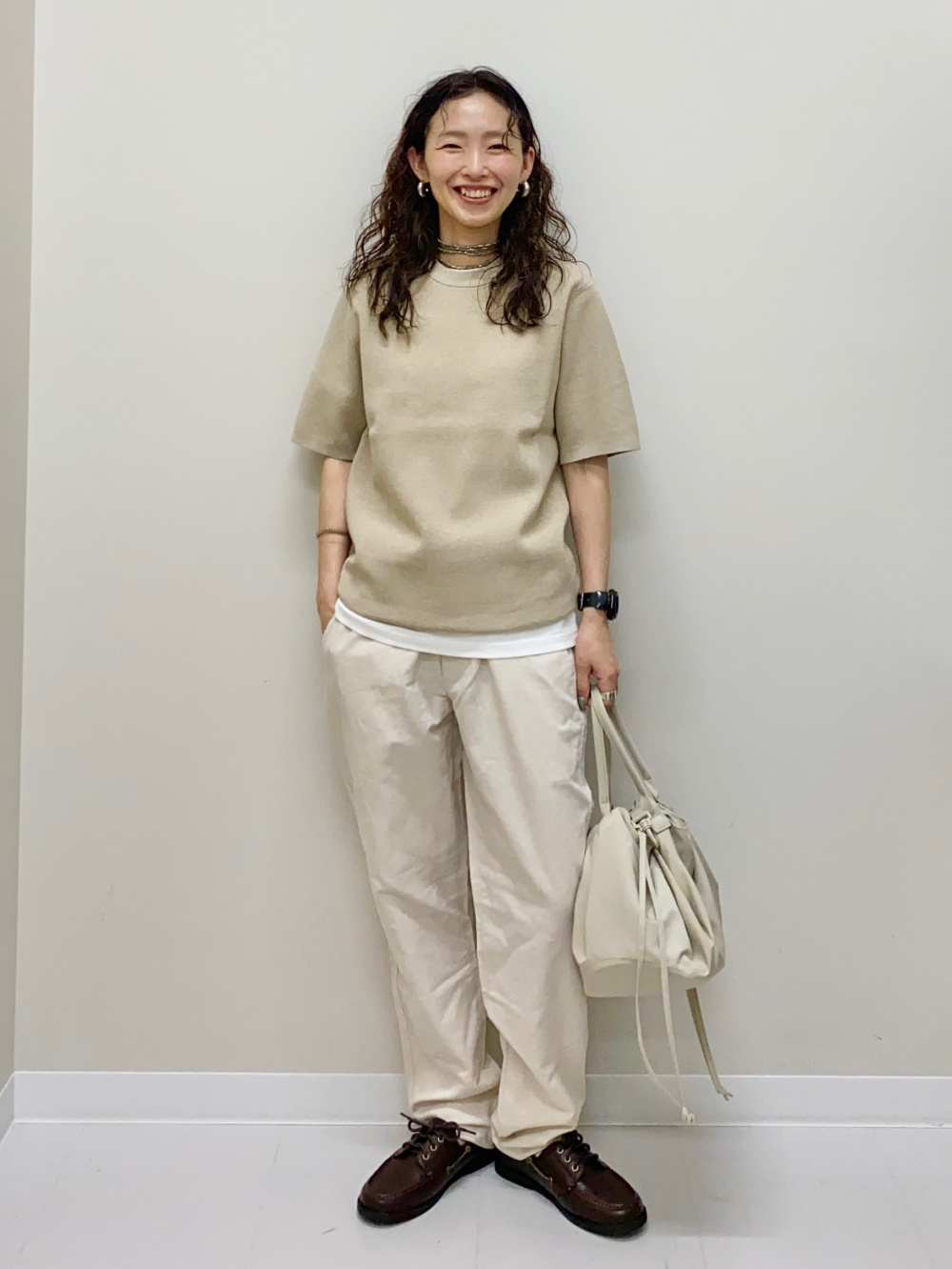 ユニクロC　M ミラノリブフルジップカーディガン ベージュ ミラノリブフルジップカーディガン、デッキシューズ」の着用