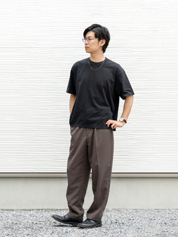 ボクシークロップドTシャツ、タックワイドテーパードパンツの