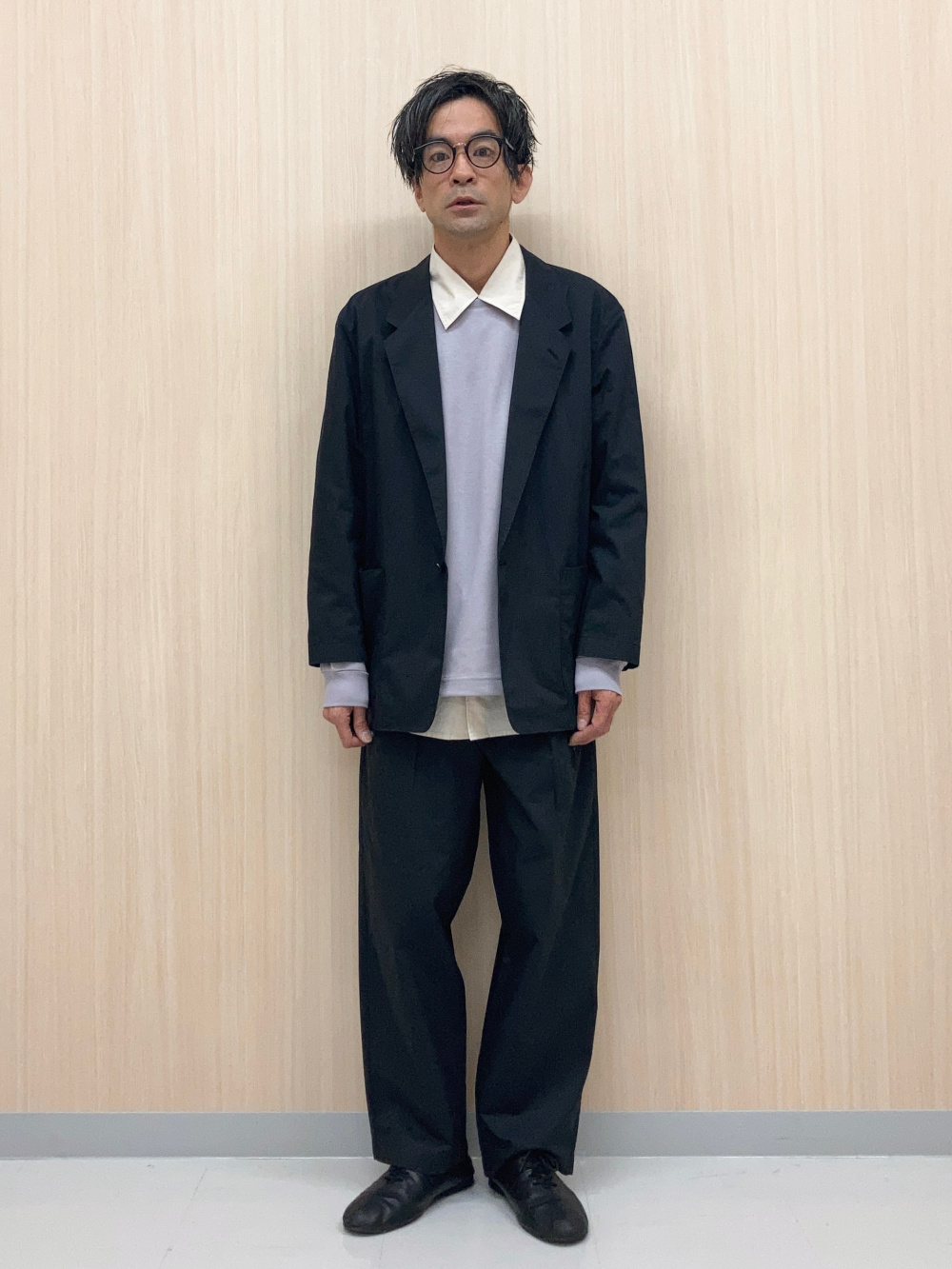 リラックスフィットジャケット、タックワイドパンツ」の着用