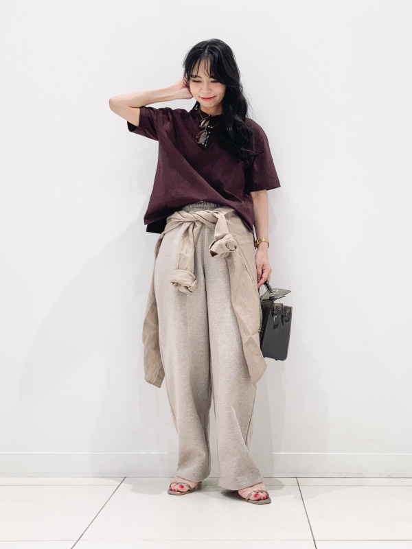 スウェットワイドパンツ、テクスチャージャージーTのコーディネート