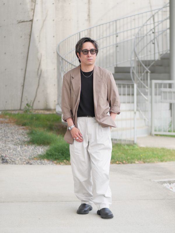 リラックスフィットジャケット、タックワイドパンツのコーディネート