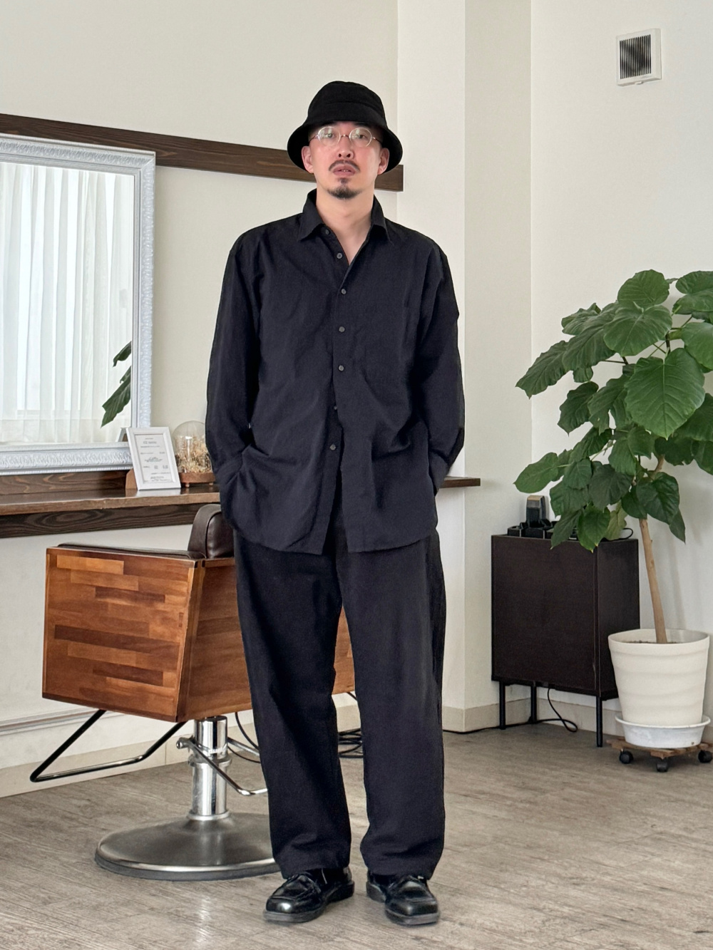 スウェットカーブパンツ、リラックスフィットジャケット」の着用