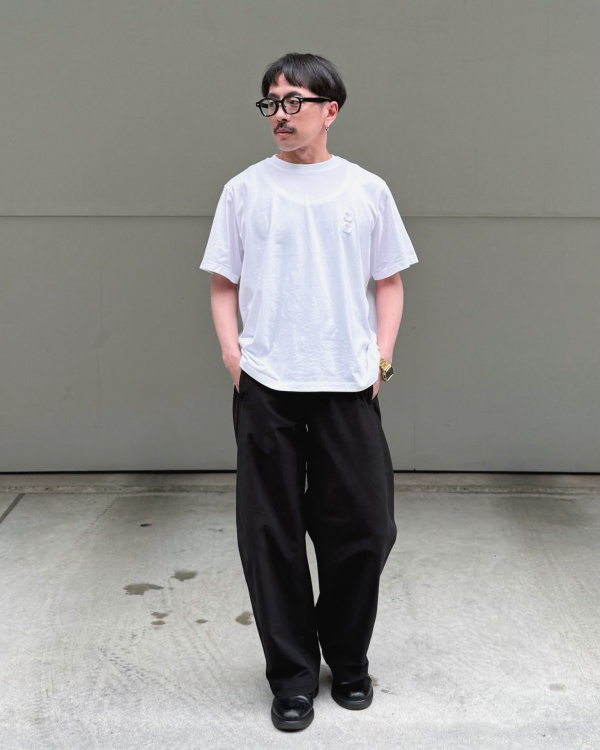グラフィックT、ジャージーバレルレッグパンツのコーディネート・着用
