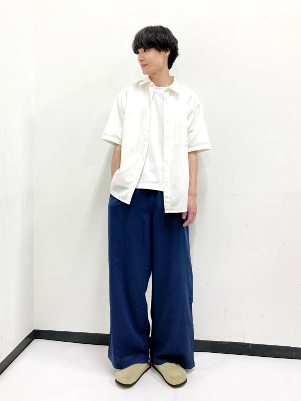 ボクシークロップドTシャツ、タックワイドテーパードパンツの
