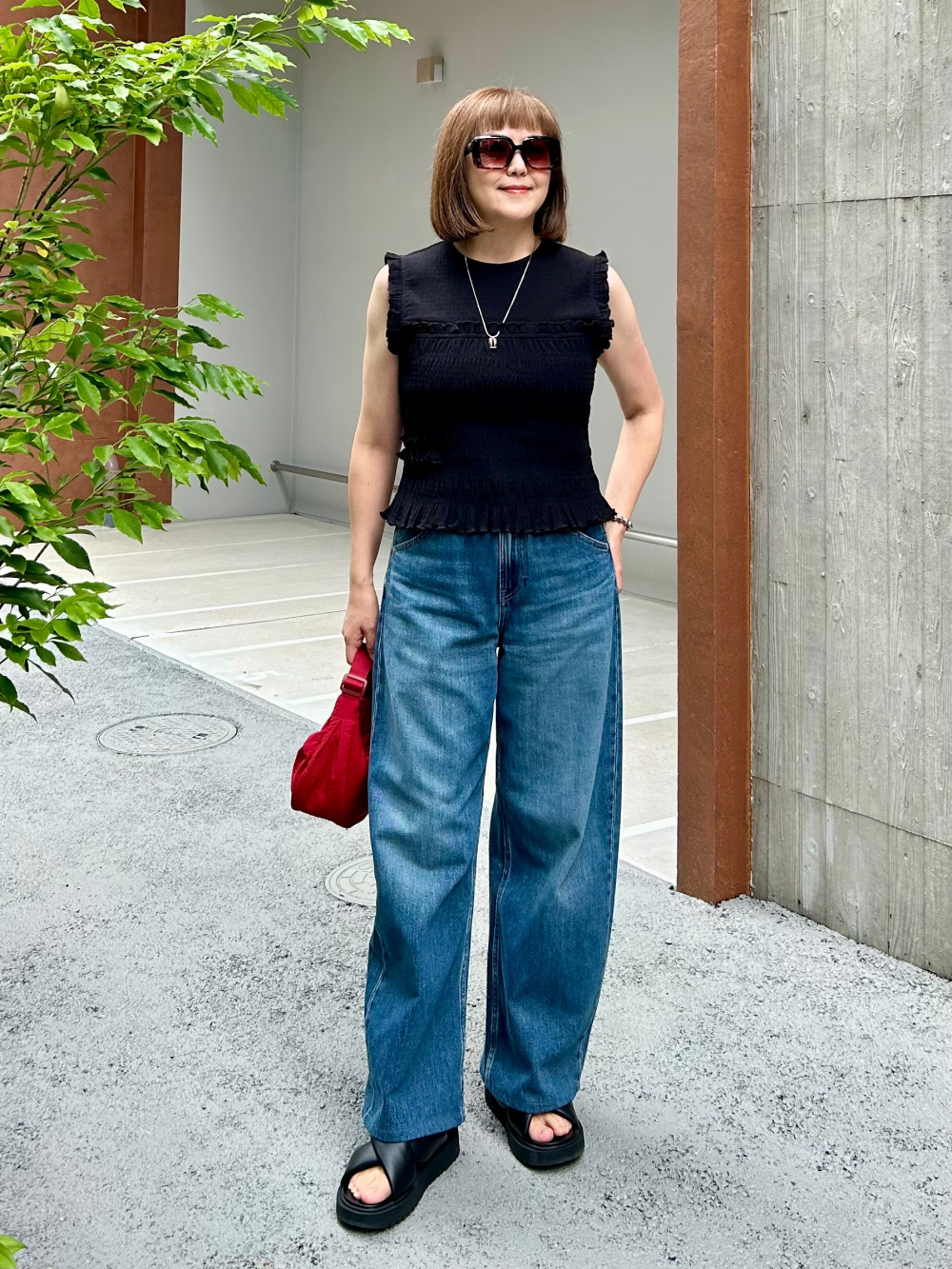 コンビネーションワンピース/ノースリーブ、T1BOXY/ボクシーT」の着用