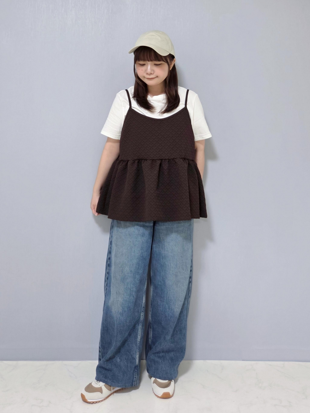 コンビネーションスニーカー、バギーカーブジーンズ/丈短め」の着用