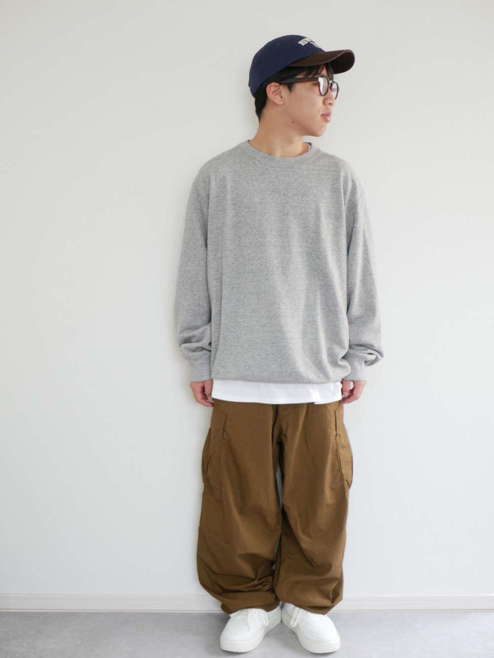 コットンショートブルゾン、ワイドフィットカーゴパンツ」の着用