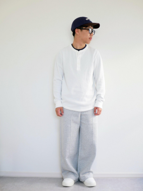ワッフルヘンリーネックTシャツ/長袖、ワイドチノパンツ/丈長めの