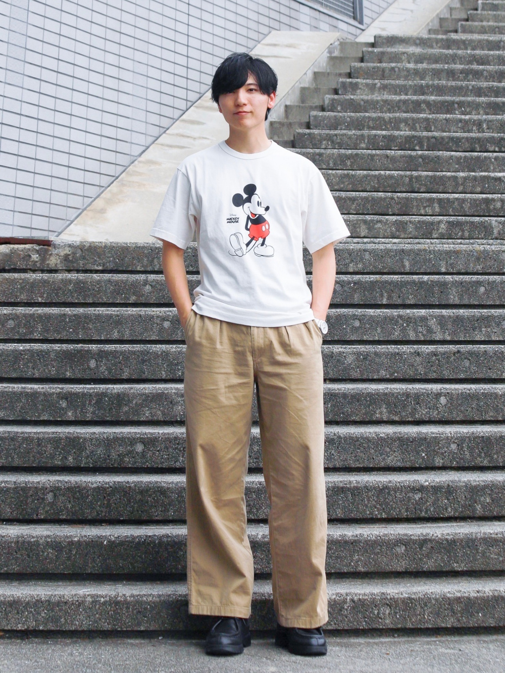 オーバーサイズワークシャツ（半袖）、タックワイドパンツ」の着用 