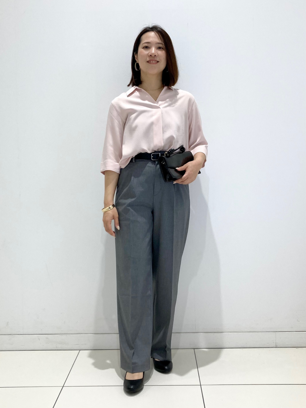 レーヨンスキッパーブラウス/7分袖、タックワイドパンツ」の着用