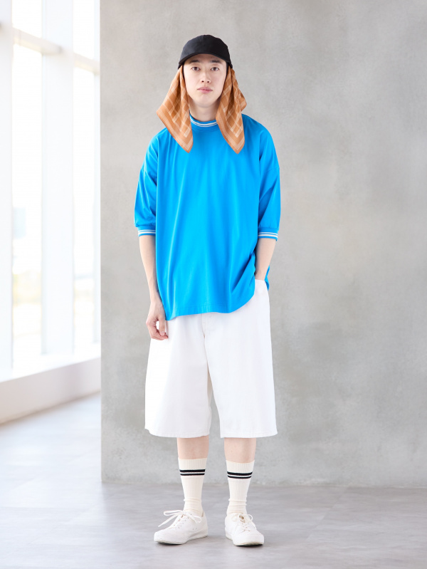 クルーネックTシャツ、デニムシャツのコーディネート・着用イメージ 