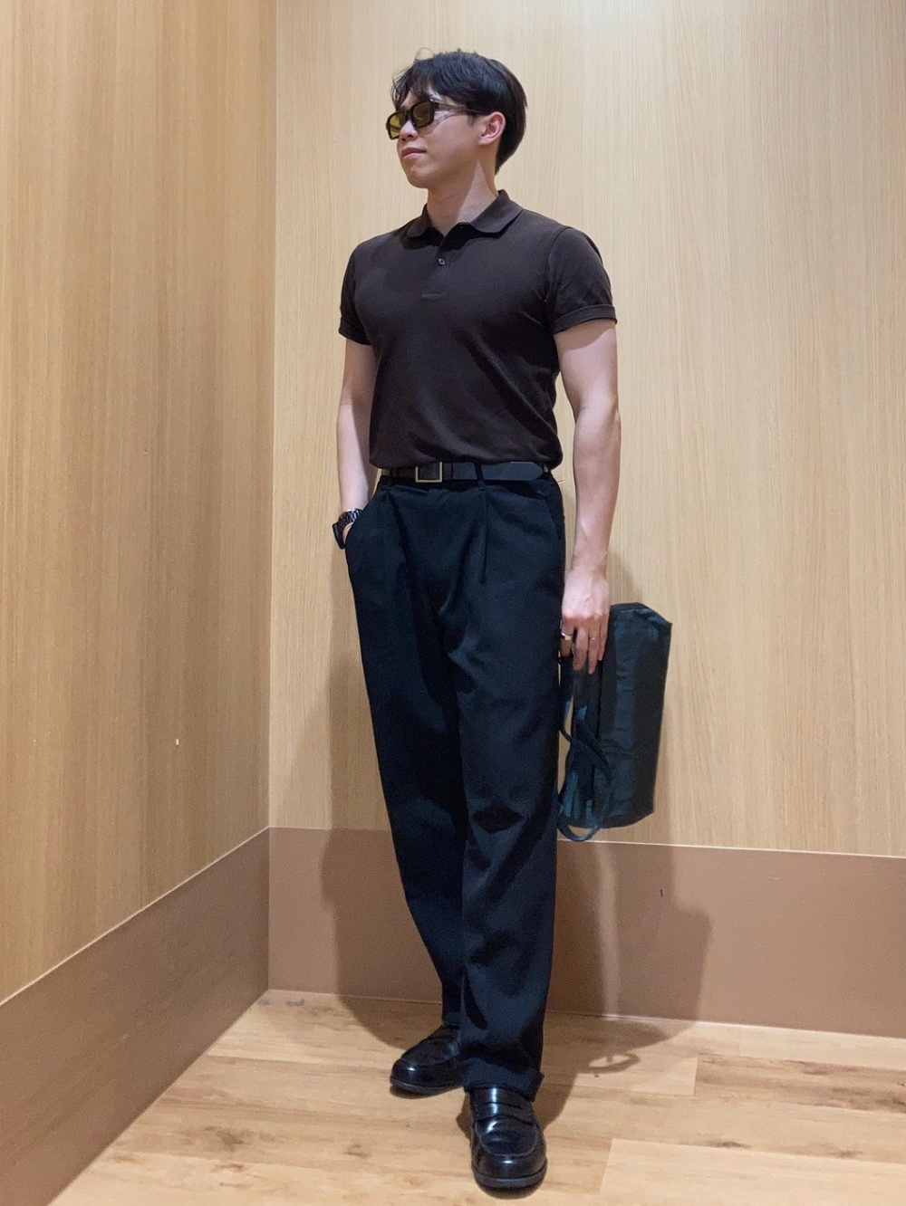リラックスフィットジャケット、タックワイドテーパードパンツ」の着用
