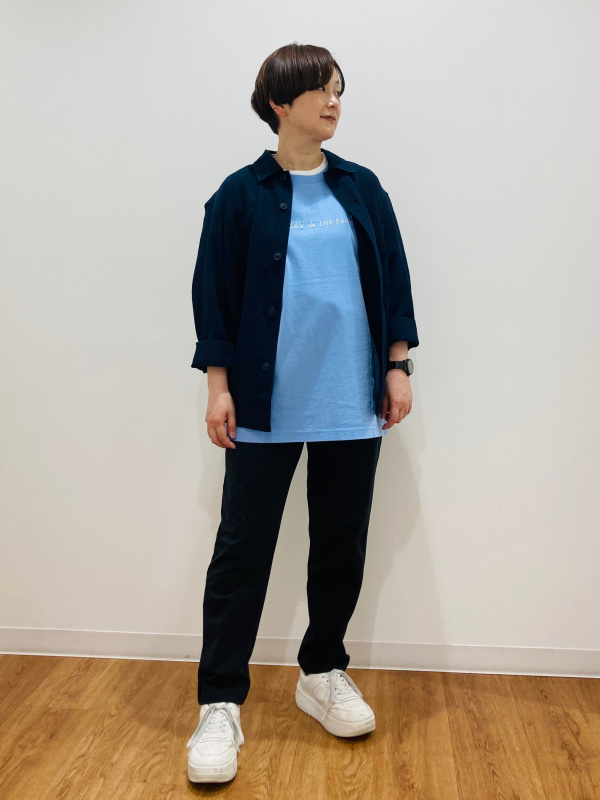 クルーネックTシャツ、スリムストレートハイライズジーンズ（丈78.5cm