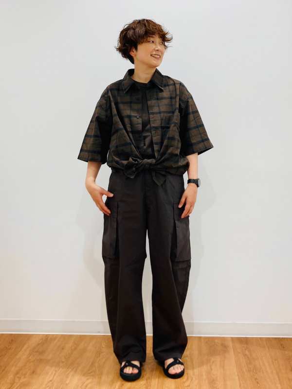 クルーネックTシャツ、スリムストレートハイライズジーンズ（丈78.5cm