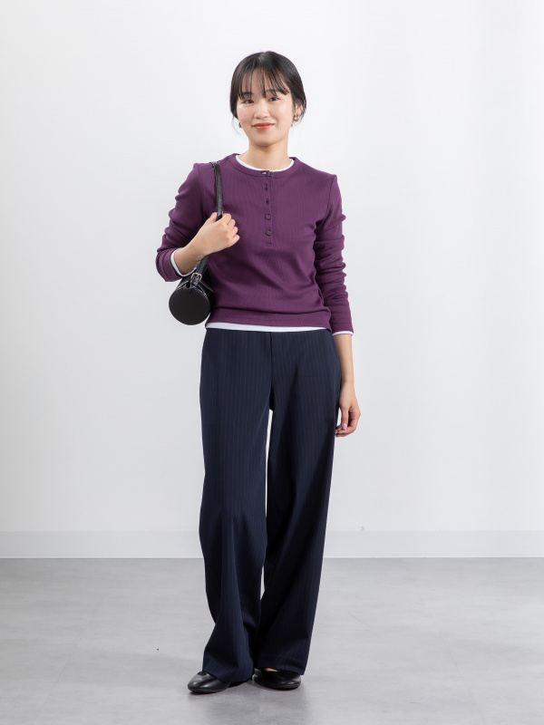 リブヘンリーネックT、タックワイドパンツ/ストライプのコーディネート