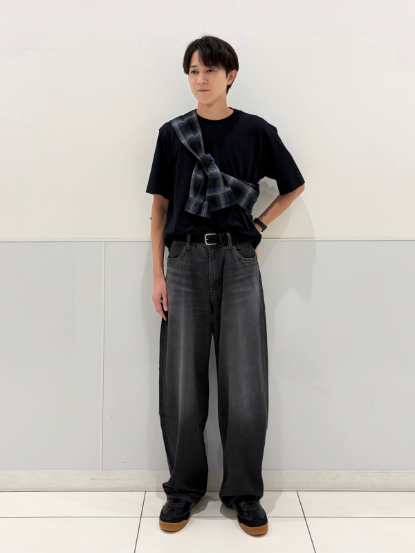ドライEXクルーネックTシャツ、EZYバレルジーンズのコーディネート