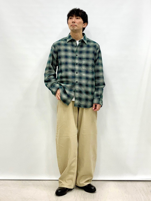 デニムリラックスシャツジャケット、デッキシューズのコーディネート