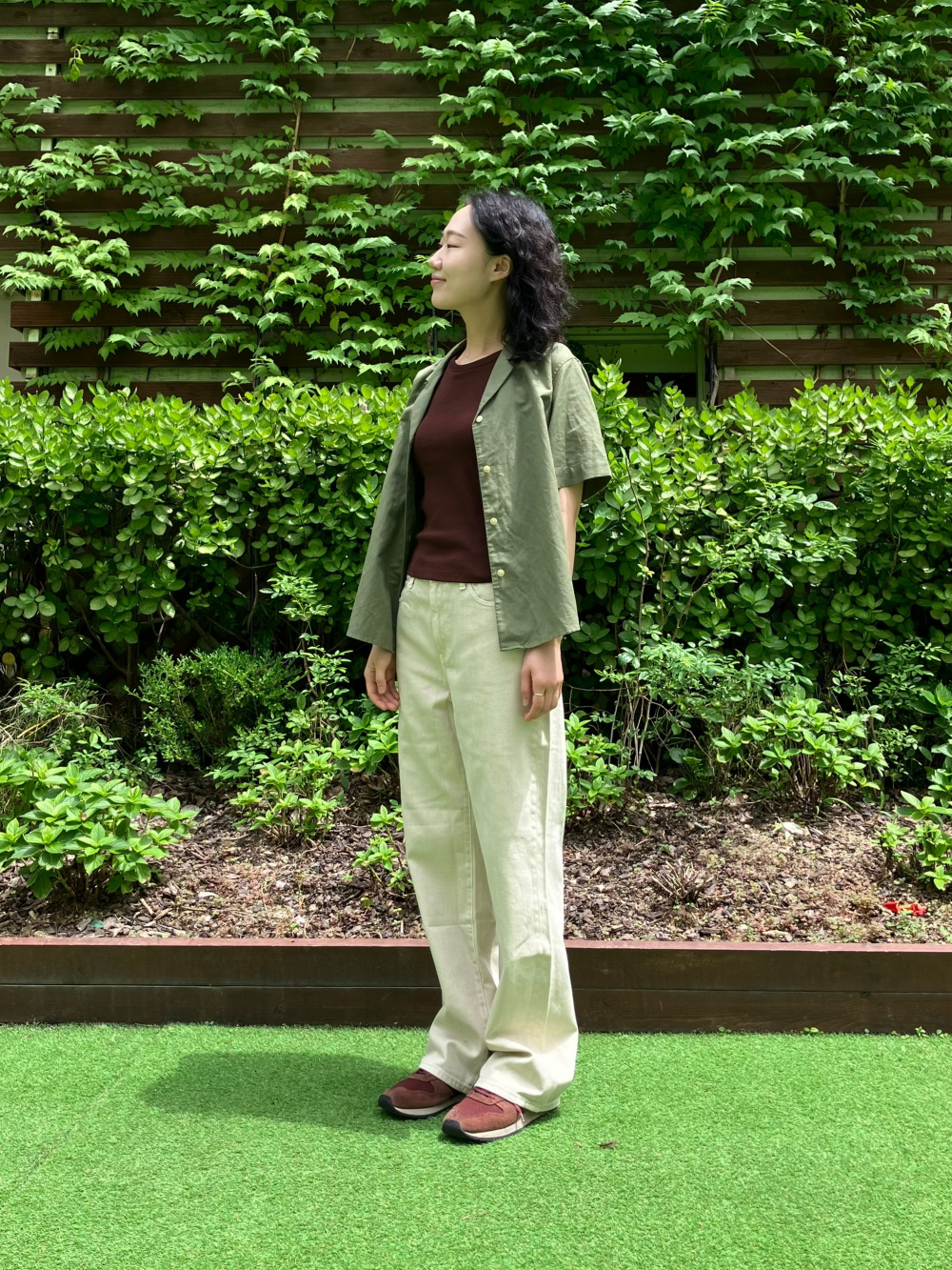 cek-ide-styling-untuk-kemeja-linen-blend-kerah-terbuka-lengan-pendek