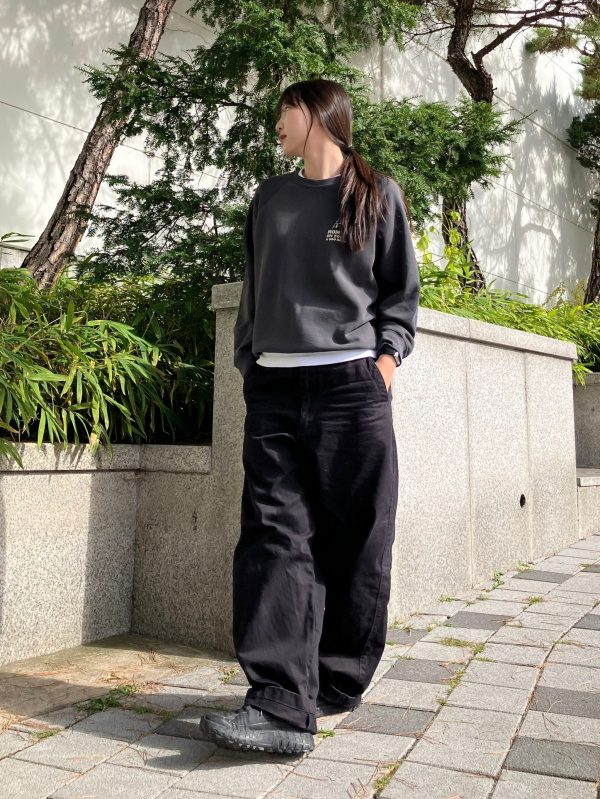 An outfit using Twill Overshirt and Wide Fit Chino Pants｜UNIQLO CA