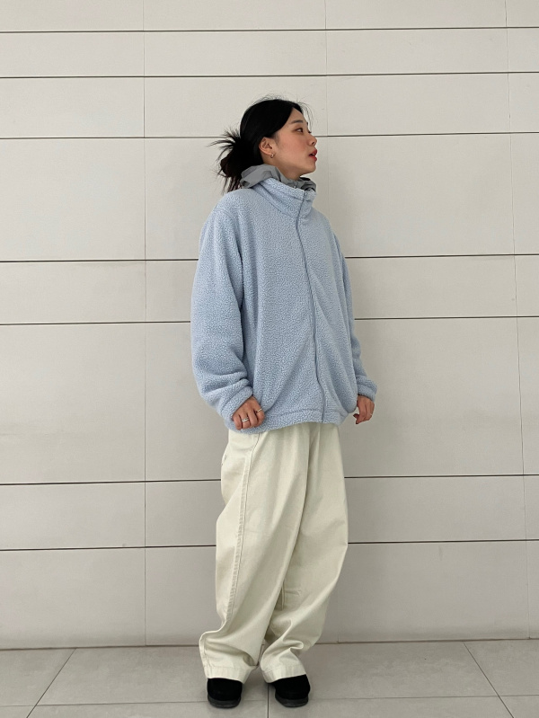 An outfit using Twill Overshirt and Wide Fit Chino Pants｜UNIQLO CA