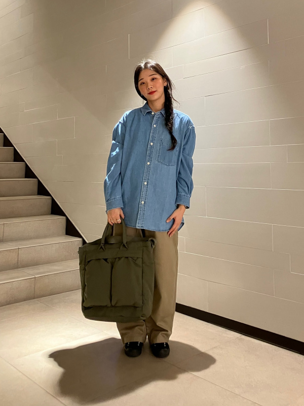 コイアページ (ホームステイカスタム) An outfit using Twill Overshirt and Wide Fit Chino Pants｜UNIQLO CA