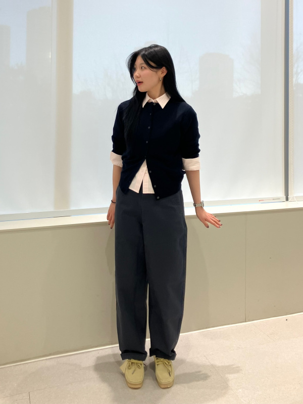 An outfit using Twill Overshirt and Wide Fit Chino Pants｜UNIQLO CA
