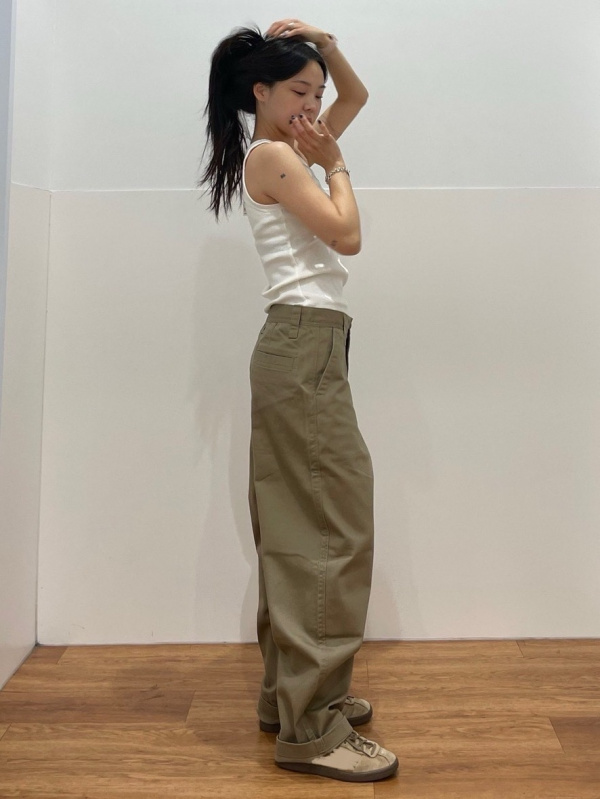 An outfit using Twill Overshirt and Wide Fit Chino Pants｜UNIQLO CA