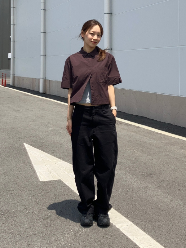 An outfit using Twill Overshirt and Wide Fit Chino Pants｜UNIQLO CA