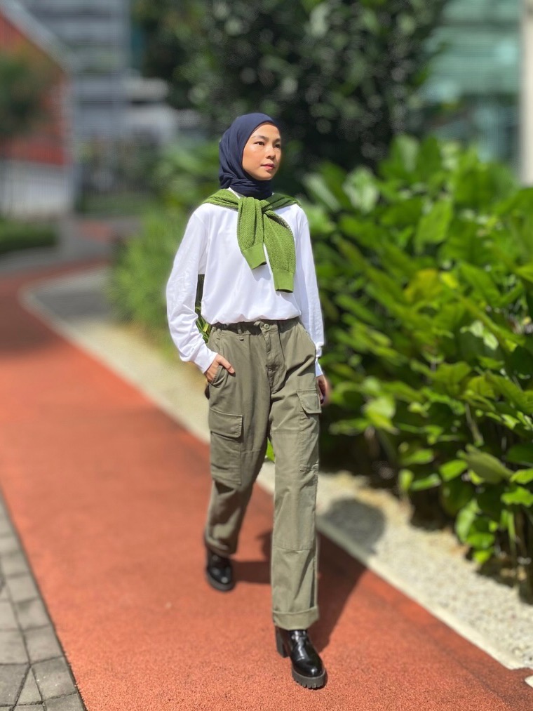 Cargo pants outfit  How to style cargo pants. Cargo pants outfit hijab, cargo  pants outfit.