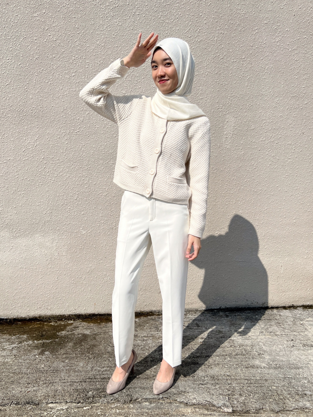 White pants outfit on sale hijab