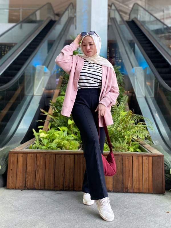 Uniqlo Singapore - Women's Warm Lined Track Pants Stay comfortable and cosy  with UNIQLO's range of casual Warm Easy Bottoms that can be worn both  indoors and outdoors. Created based on innovations