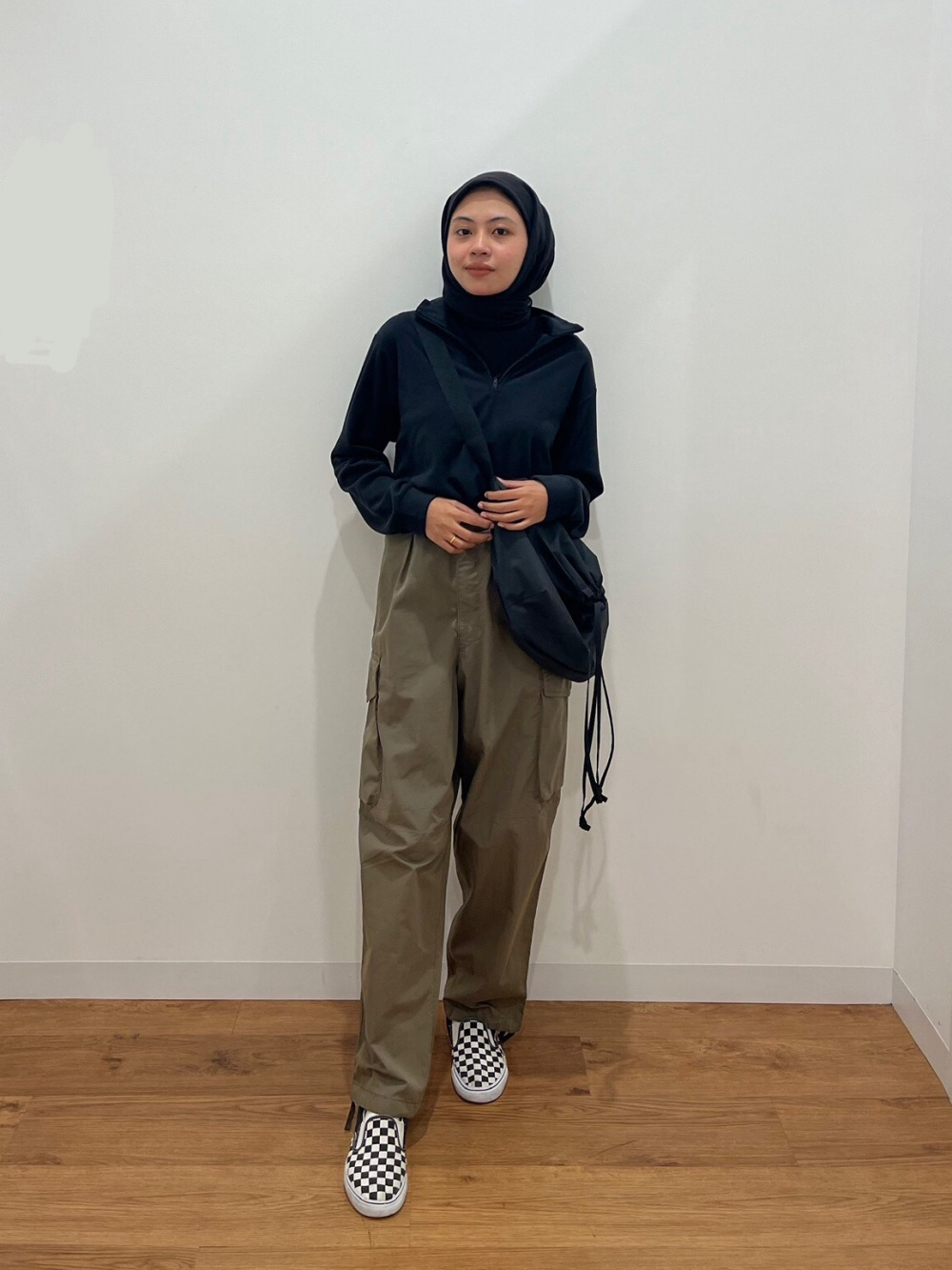 Cargo pants outfit  How to style cargo pants. Cargo pants outfit hijab, cargo  pants outfit.