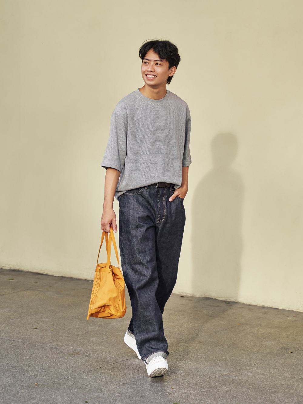 Check styling ideas for「UNIQLO U Selvedge Regular Fit Jeans、UNIQLO U Bucket  Bag (Middle)」