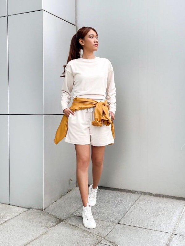 uniqlo cropped sweatshirt