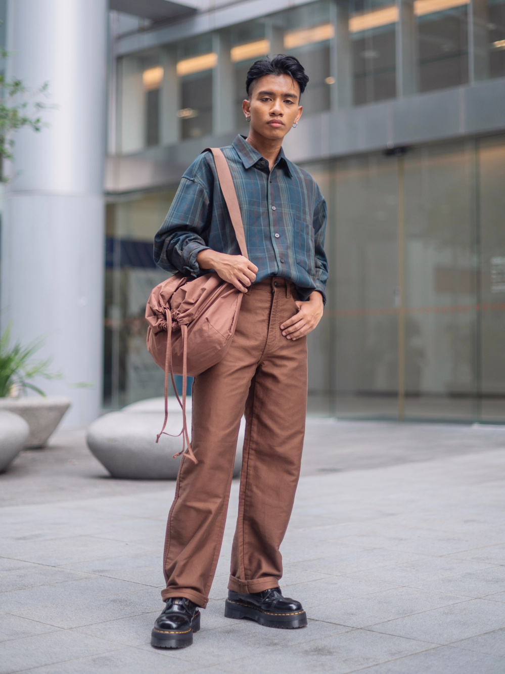 Check styling ideas for「Drawstring Shoulder Bag Uniqlo U」