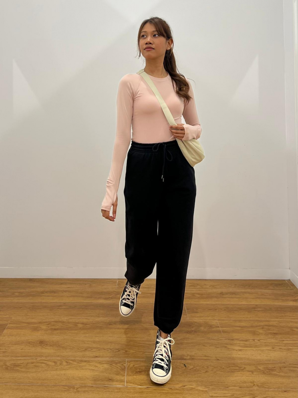 Check styling ideas for「Round Mini Shoulder Bag」 UNIQLO PH