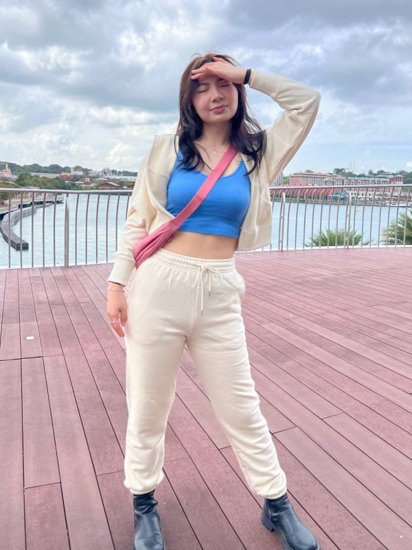 Uniqlo Singapore - Women's Warm Lined Track Pants Stay comfortable and cosy  with UNIQLO's range of casual Warm Easy Bottoms that can be worn both  indoors and outdoors. Created based on innovations