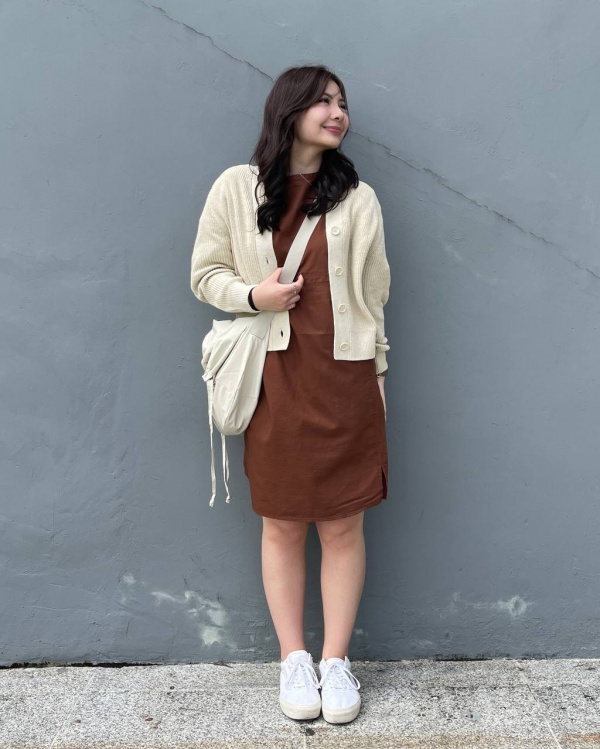 brown dress with white cardigan An outfit using UNIQLO U Relaxed 3/4 Sleeve Pullover and UNIQLO U Ribbed Long Sleeve Cardigan｜UNIQLO SG black dress shirt KSTM Flowing Halter Neck Size:US20 and timeless knitwear